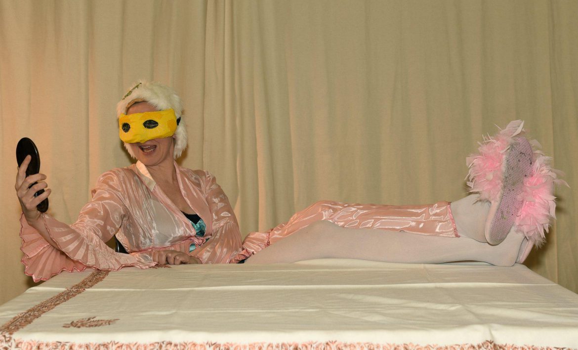 Sylvia Barth im Theaterstück “Die Nase” – frei nach N.W.Gogol | Musik: Philip Glass